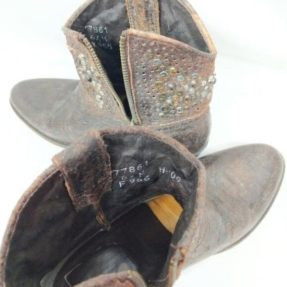 Frye Leather Deborah Short Studded Distressed Booties 6.5 - Picture 7 of 8